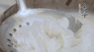 米粉煮熟過涼水備用。