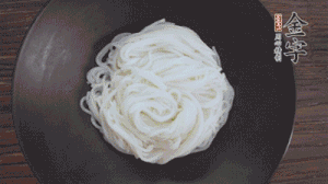 依次放入黃瓜絲、花生米、燙熟的豆芽、麻辣香腸、香菜、擺盤即可。