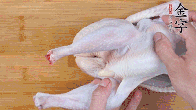 菌菇分別冷水泡發(fā)。雞處理干凈后剁成小塊，放水中浸泡半小時(shí)去血水。