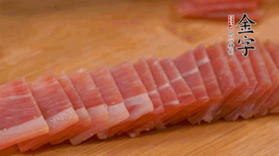 金字火腿切薄片。