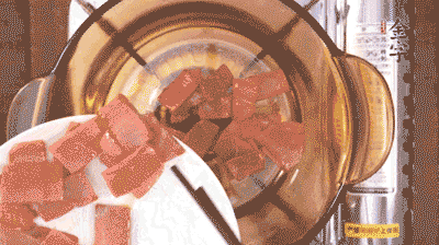 砂鍋中依次放火腿片、豆腐，大火燉開轉(zhuǎn)中小火。