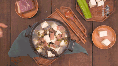 出鍋前撒蔥花。