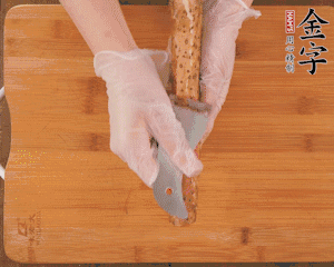 山藥去皮切滾刀塊，熱水汆燙30秒，撈出冷水浸泡。