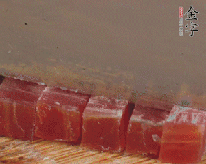 金字火腿切丁，春筍剝殼切丁，豌豆剝粒。