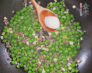 加水、料酒、鹽燒2分鐘即可。