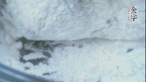 【面皮】2.將糯米粉和粳米粉混合，加煮好的艾草和適量清水，揉搓成面團(tuán)。