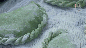 【制作】2.蒸架上墊浸濕的屜布，再放上清明果，大火蒸10~15分鐘，完成，出鍋啦！