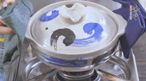 每隔30s將鍋傾斜一側(cè)。（受熱更均勻，鍋巴更噴香）