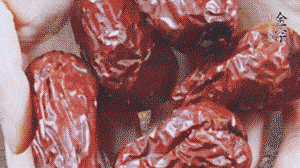 紅棗洗凈，對半剪開。