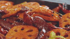 撒上芝麻和蔥，一道鮮香熱辣的麻辣香腸香鍋就做好了！