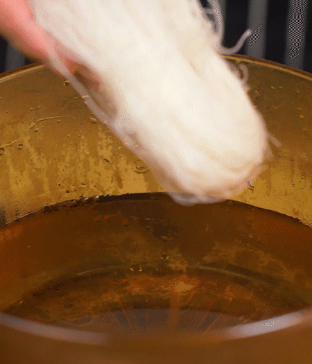 咸肉剁成咸肉糜，加入蔥姜末、香油攪拌均勻。