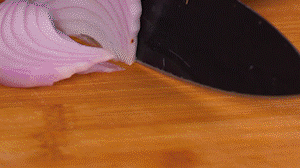 鍋中少許油，熱油倒入香腸煸炒出油，倒入南瓜塊、洋蔥翻炒片刻。