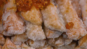 茄子撈出后放入雞精和XO醬拌均勻。
