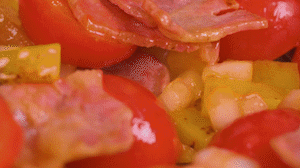 接著放入土豆和洋蔥，翻炒兩分鐘斷生。