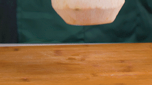 椰子切開(kāi)頂部，把椰子水倒出，再把椰肉切片。