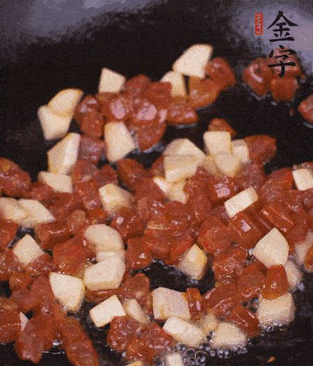 鍋中熱油，下香腸丁、茭白丁大火炒出香味。倒入米飯拍散，炒2～3分鐘。