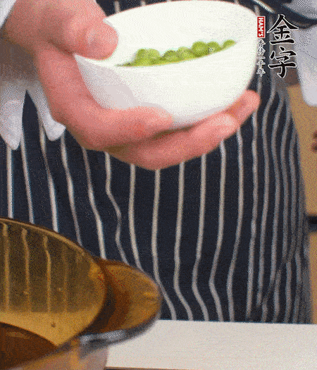 胡蘿卜、豌豆和干花菇焯水。