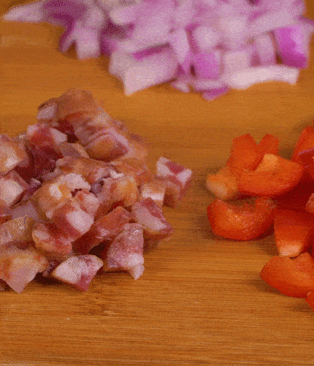 黃椒、紅椒、白洋蔥、土豆、大蔥分別切丁。金字10°鮮低溫香腸切丁。