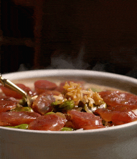 用生抽、白糖、蠔油、芝麻油調(diào)個(gè)汁，淋汁、攪拌、開吃。