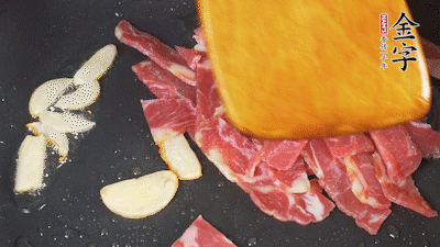 意面按照包裝時間煮熟過涼水，金字淡火腿切成小片。