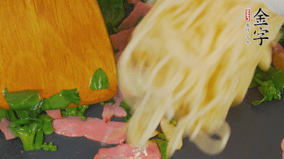 鍋中倒油燒熱，蒜片煸香，淡火腿略翻炒。