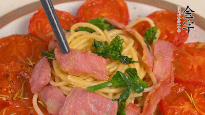 加菜花翻炒1分鐘后加意面，翻炒1分鐘后用少許鹽、黑胡椒調(diào)味即可。