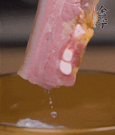 煮過的西蘭花切碎。煮熟的淡咸肉切丁。