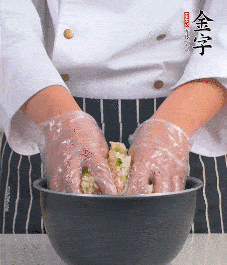 米飯中放西蘭花碎、咸肉丁，加少許黑胡椒、十來滴橄欖油拌勻。