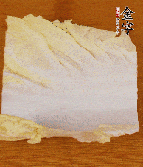 一片白菜一片淡火腿交替疊起，疊個兩三層放進鍋內，直到塞滿鍋。