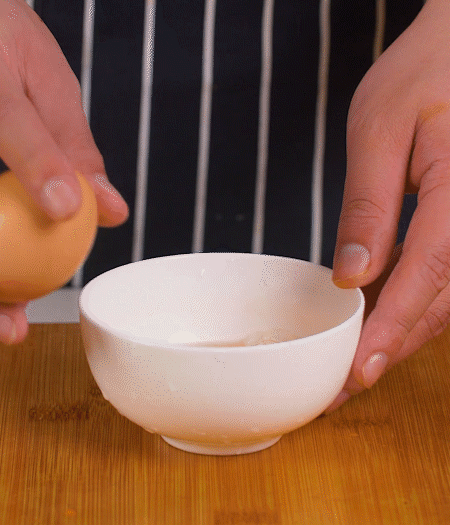 起鍋熱油，蛋液煎成雞蛋碎。金字淡咸肉切成絲。