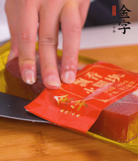 金字火腿切片，生姜切絲，蔥白切末。