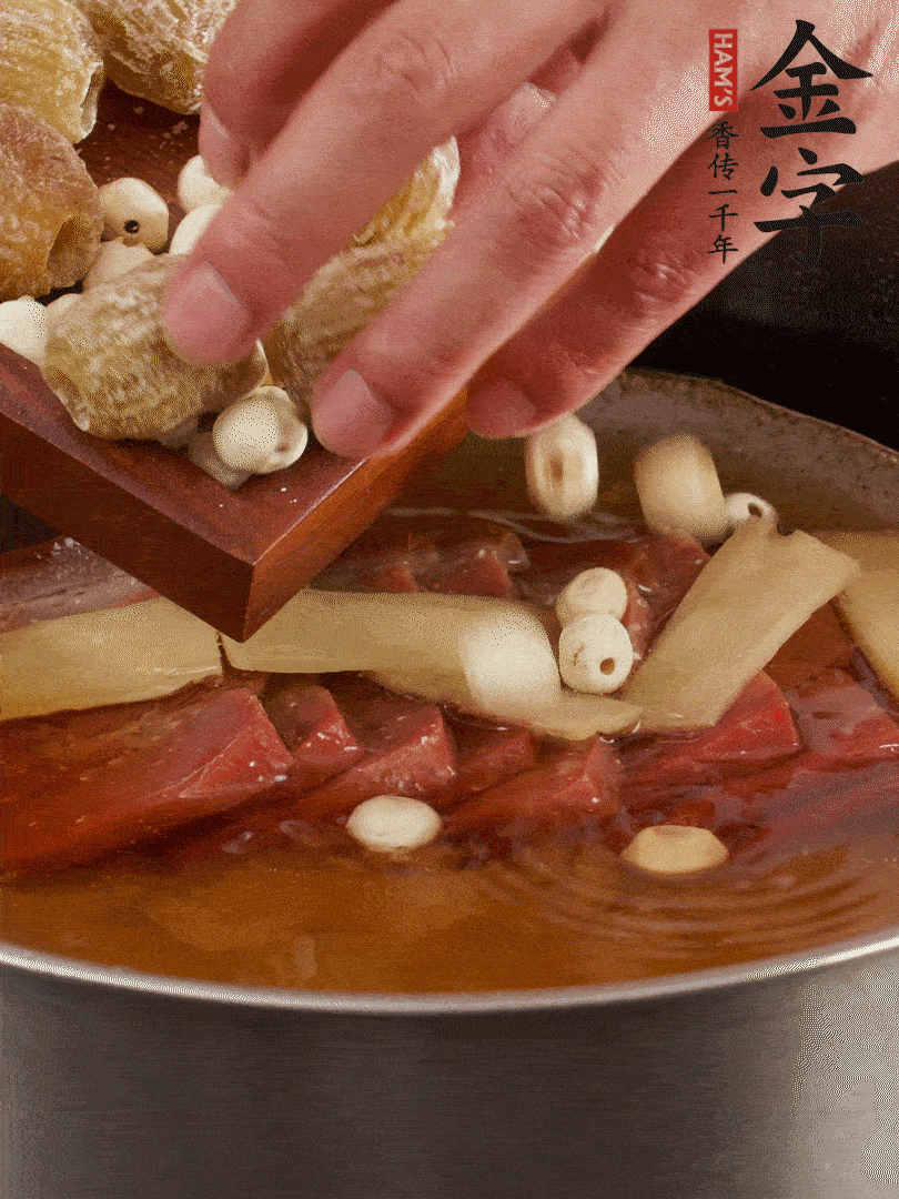 待冰糖融化后，放入蜜棗、蓮子同蒸25分鐘左右。