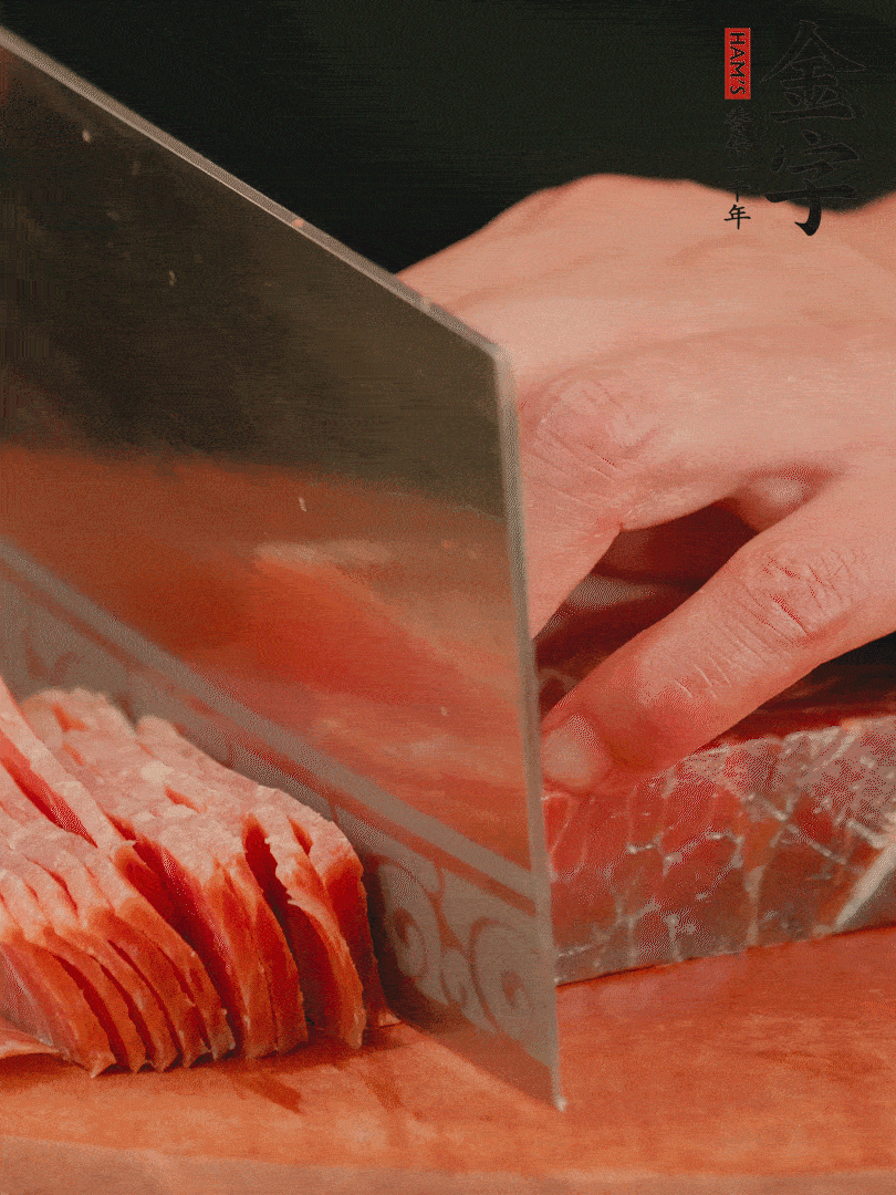 新鮮雞腿用刀在表面劃幾刀。金字火腿切薄片備用。