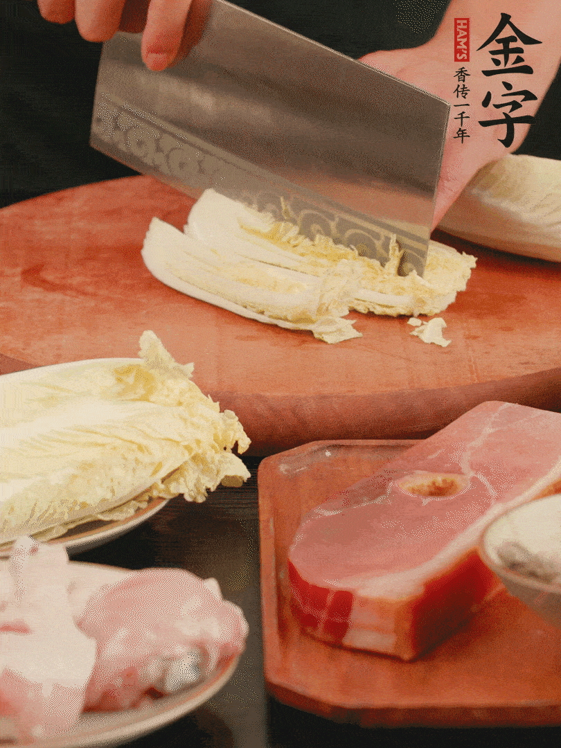 白菜去掉頭尾，對半豎切，再均勻切4刀。