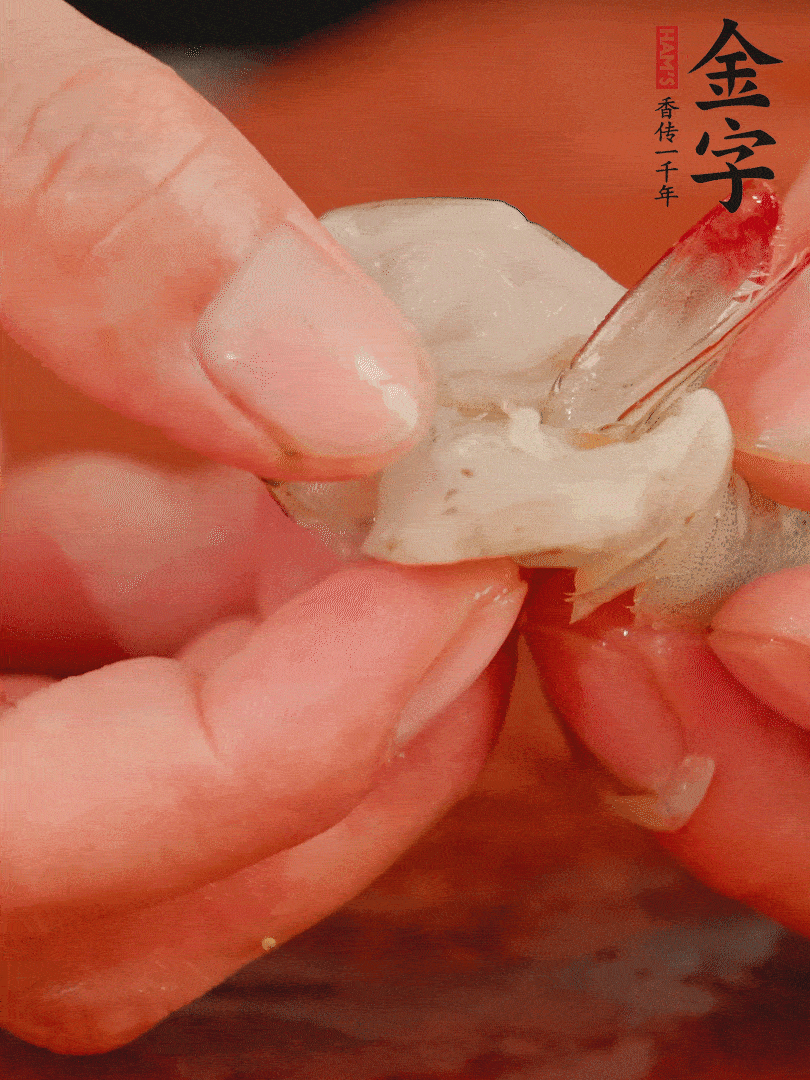 鮮蝦去掉蝦線，翻轉(zhuǎn)蝦尾做個(gè)好看的照型。