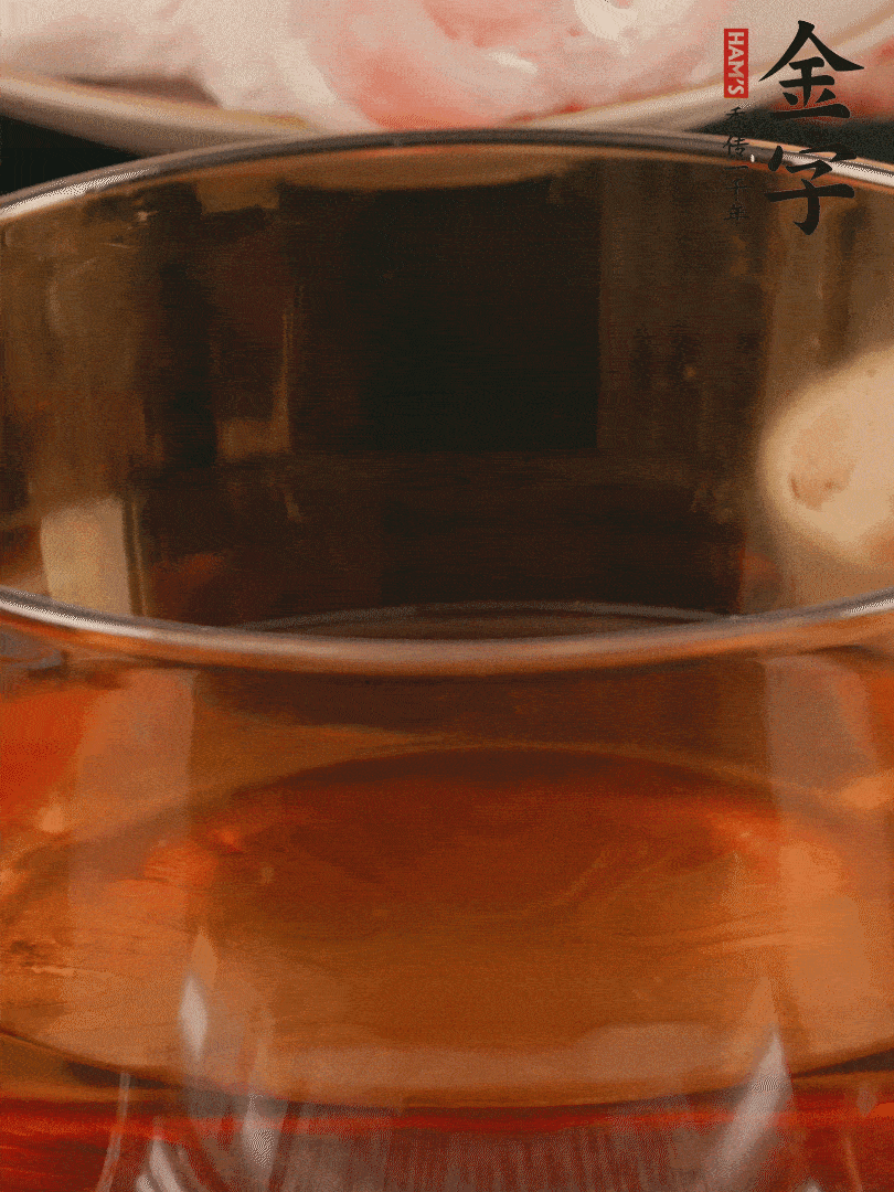 雞腿冷水入鍋，加姜片料酒焯水，撈出溫水洗凈。