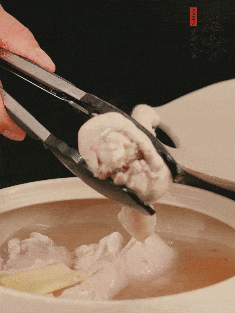 雞腿放入砂鍋，加姜片、料酒、清水，中火燉煮20分鐘撈出。