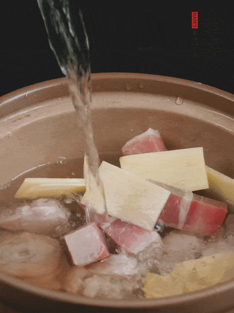 雞塊、火腿、姜片加適量料酒、清水燉80分鐘。