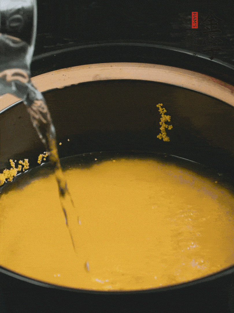 小米洗凈后，加水小火煲1個小時。