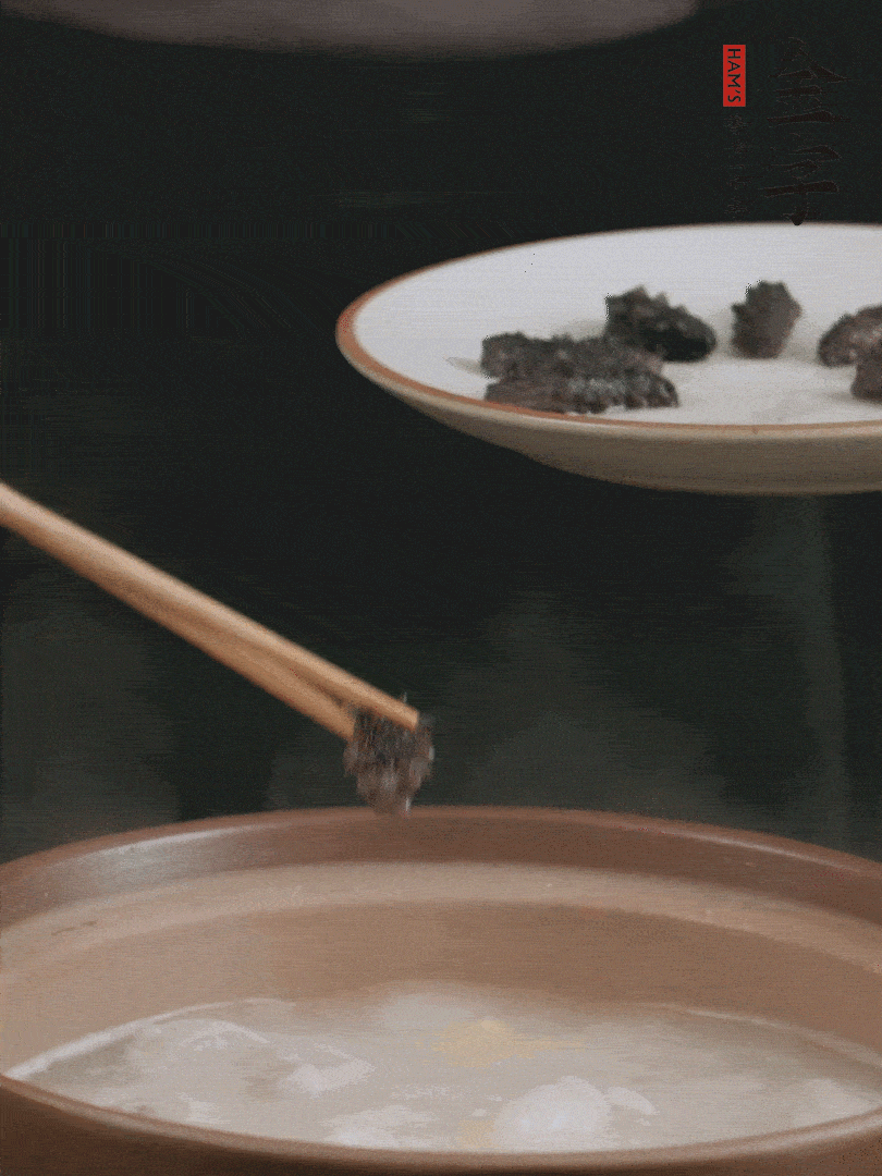 期間雞湯燉到80分鐘時，加小海參再燉10分鐘。