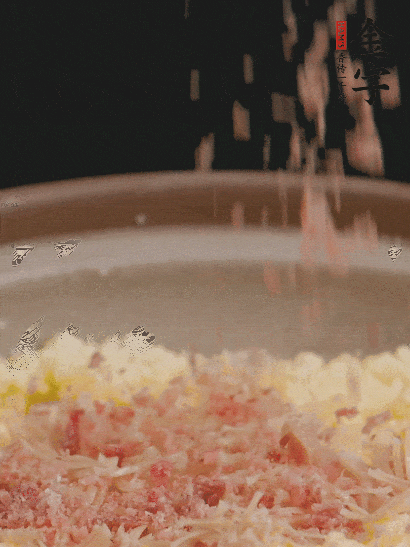 加雞湯沒過，放干貝絲、火腿末、小海參。