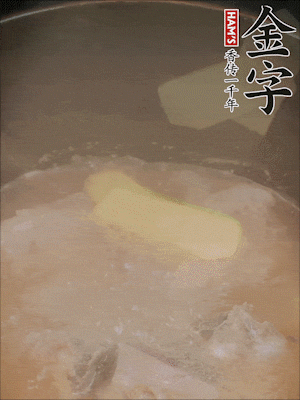 排骨洗凈，加生姜、黃酒焯水，溫水洗凈備用。