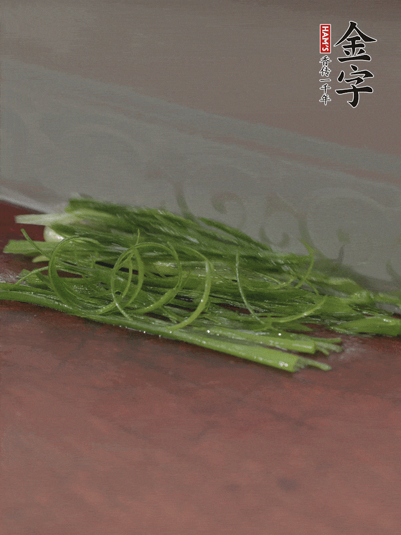 生姜切薄片，紅椒切細絲，小蔥蔥綠切細絲，泡入冰水中保持新鮮。