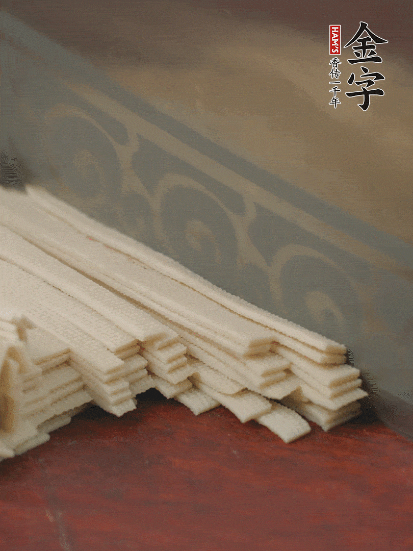 燉火腿期間，千張切細(xì)絲，白蘿卜去皮切細(xì)絲，蒜葉切細(xì)丁。