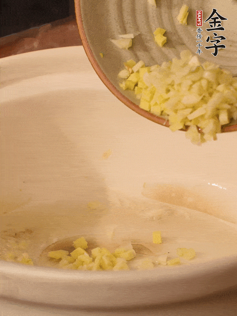 熱油下鍋，姜爆香。下冬瓜略微翻炒。