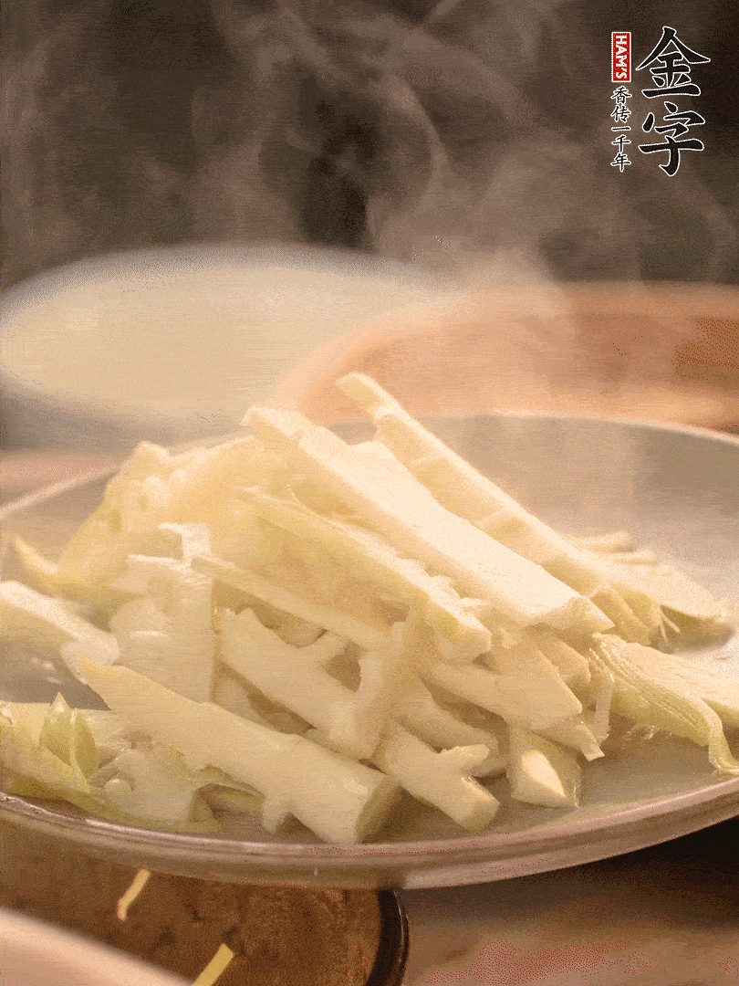 春筍切薄片，焯水去除澀味。