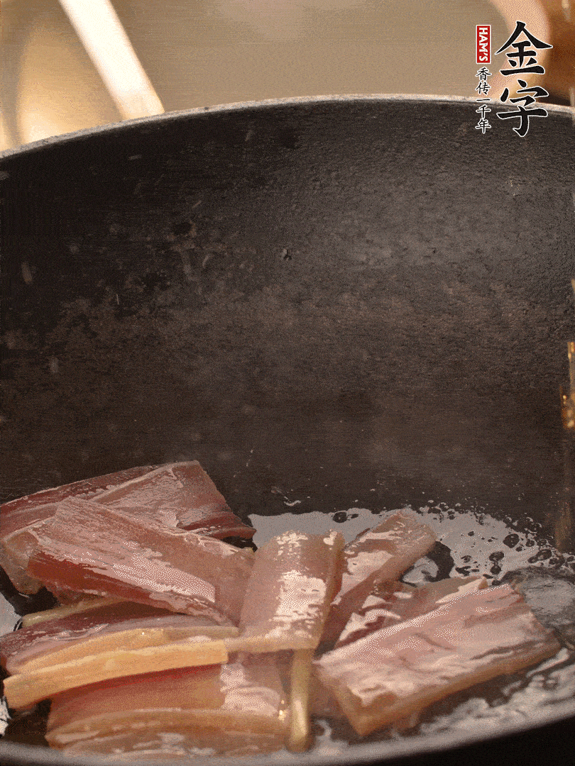 再下春筍繼續(xù)翻炒。