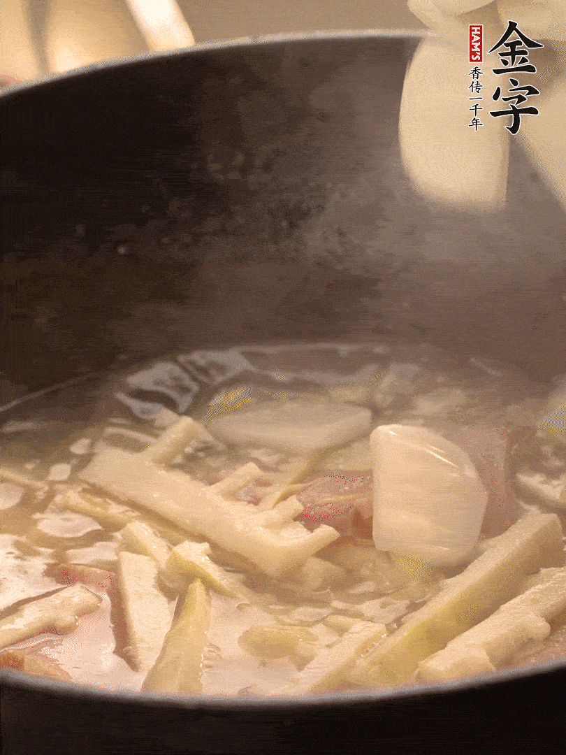 加一點開水后，放年糕燜2分鐘至軟。