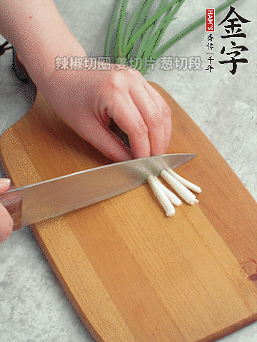 切好的咸肉鋪在碗邊，然后把千張放在中間。