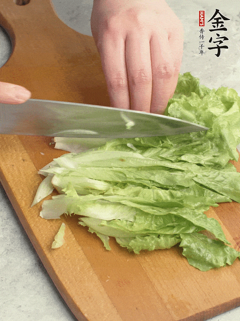 胡蘿卜、生菜、黃瓜切絲。